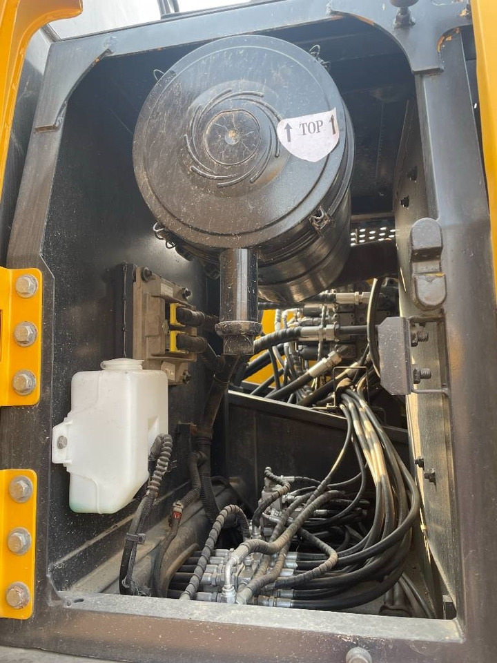 Volvo EC 210 - Lánctalpas kotró: 3 kép. Volvo EC 210 - Lánctalpas kotró: 3 kép.