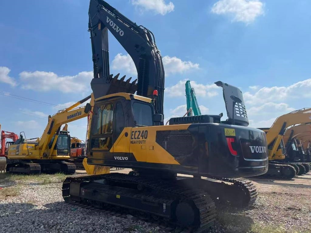 Volvo EC 240 - Lánctalpas kotró: 2 kép. Volvo EC 240 - Lánctalpas kotró: 2 kép.