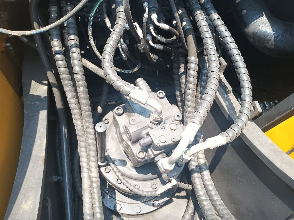 Volvo EC 240 - Lánctalpas kotró: 5 kép. Volvo EC 240 - Lánctalpas kotró: 5 kép.