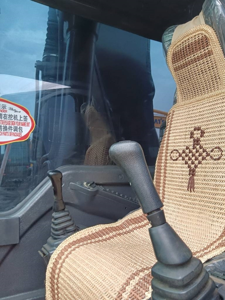 Volvo EC 240 - Lánctalpas kotró: 3 kép. Volvo EC 240 - Lánctalpas kotró: 3 kép.