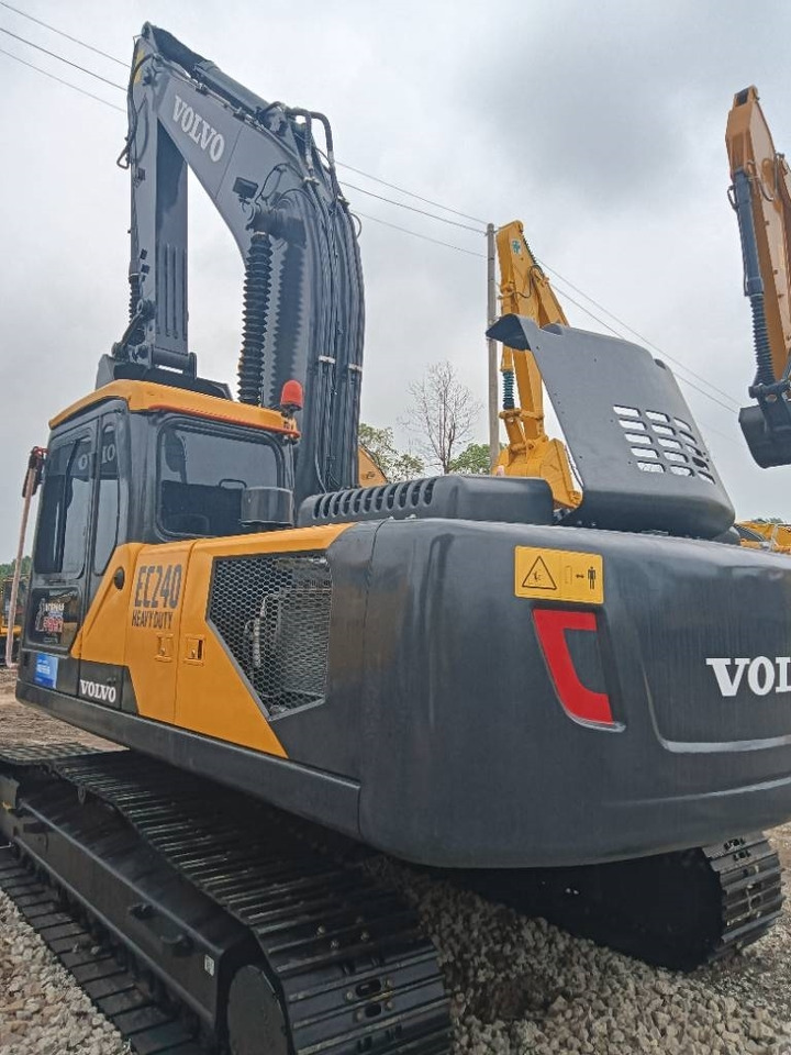 Volvo EC 240 - Lánctalpas kotró: 3 kép. Volvo EC 240 - Lánctalpas kotró: 3 kép.