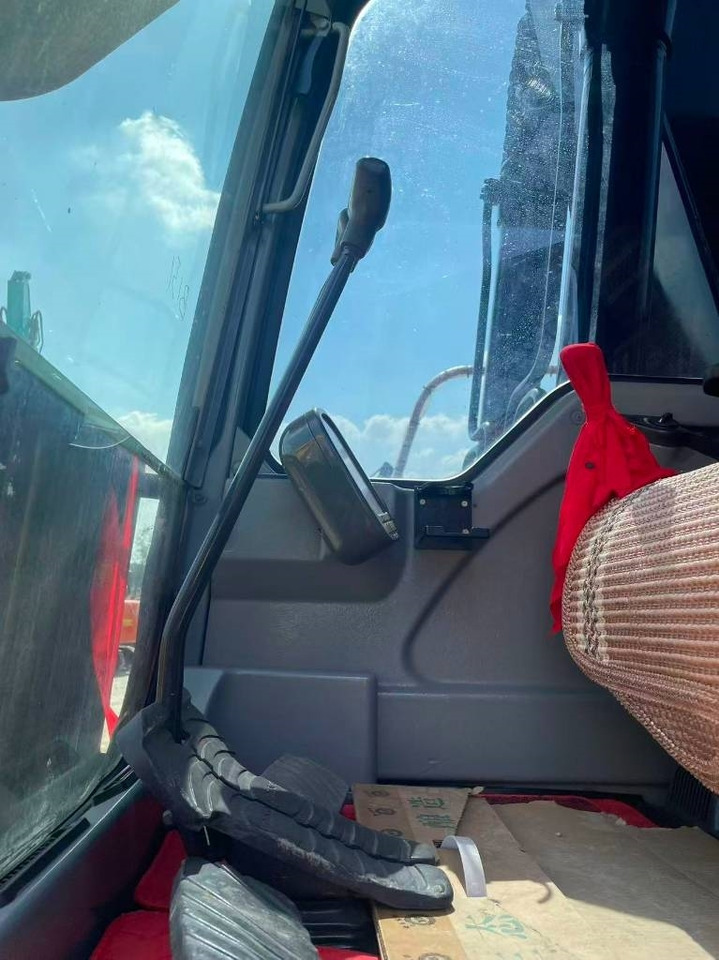 Volvo EC 240 - Lánctalpas kotró: 5 kép. Volvo EC 240 - Lánctalpas kotró: 5 kép.