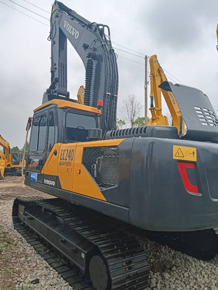 Volvo EC 240 - Lánctalpas kotró: 2 kép. Volvo EC 240 - Lánctalpas kotró: 2 kép.