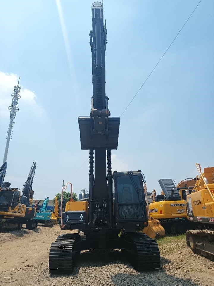 Volvo EC 240 - Lánctalpas kotró: 3 kép. Volvo EC 240 - Lánctalpas kotró: 3 kép.