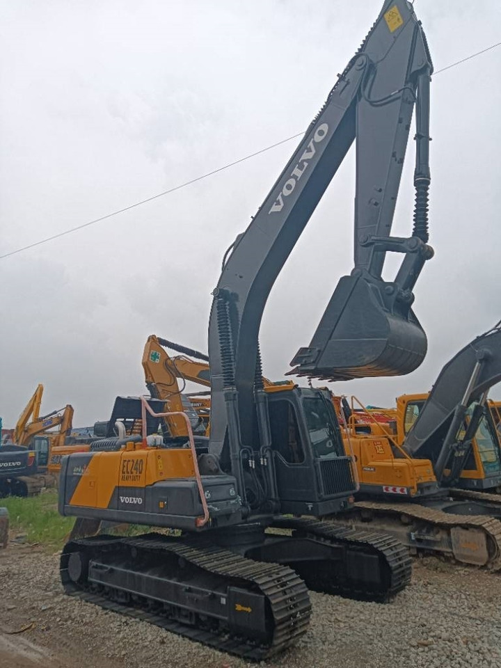 Volvo EC 240 - Lánctalpas kotró: 5 kép. Volvo EC 240 - Lánctalpas kotró: 5 kép.