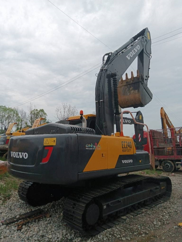 Volvo EC 240 - Lánctalpas kotró: 5 kép. Volvo EC 240 - Lánctalpas kotró: 5 kép.