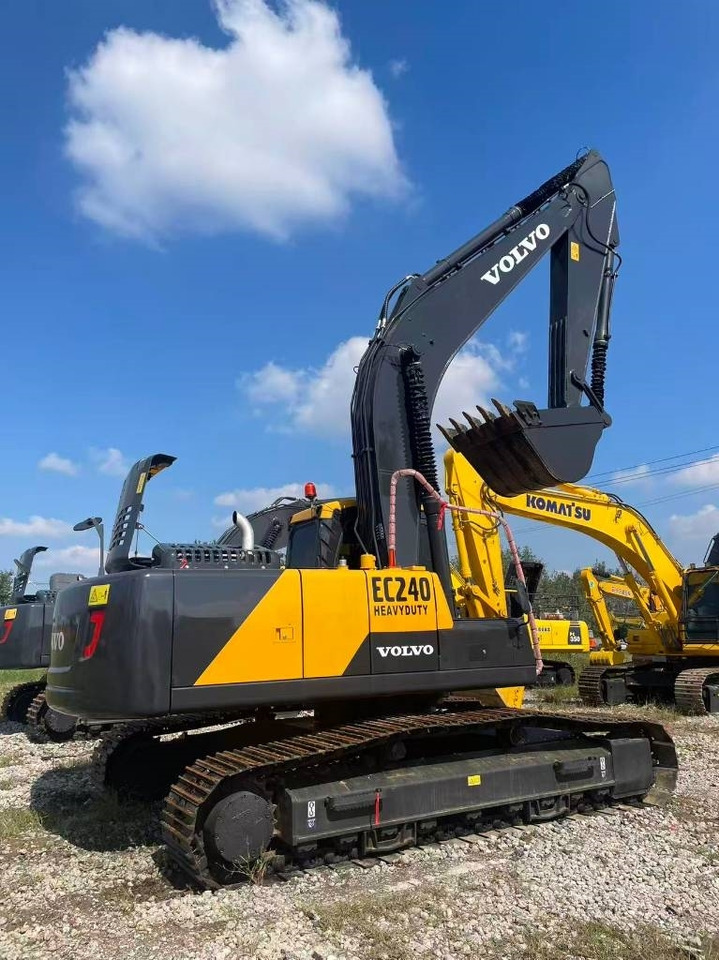 Volvo EC 240 - Lánctalpas kotró: 4 kép. Volvo EC 240 - Lánctalpas kotró: 4 kép.