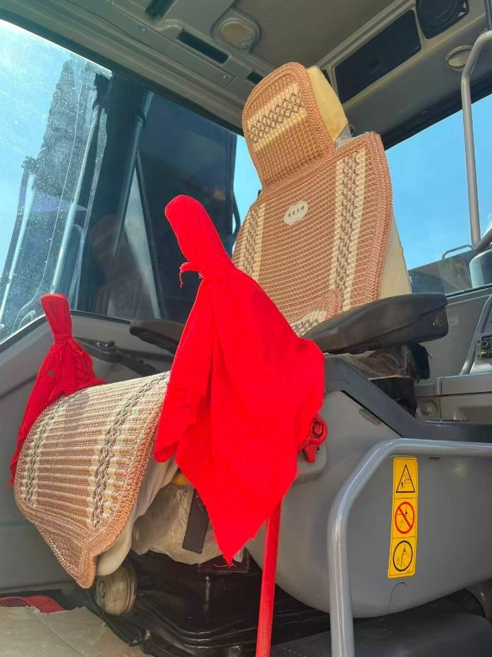 Volvo EC 240 - Lánctalpas kotró: 3 kép. Volvo EC 240 - Lánctalpas kotró: 3 kép.