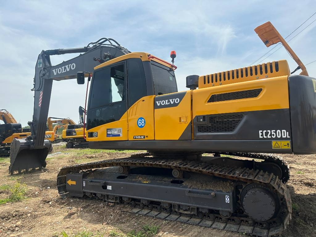 Volvo EC 250 D L - Lánctalpas kotró: 1 kép. Volvo EC 250 D L - Lánctalpas kotró: 1 kép.