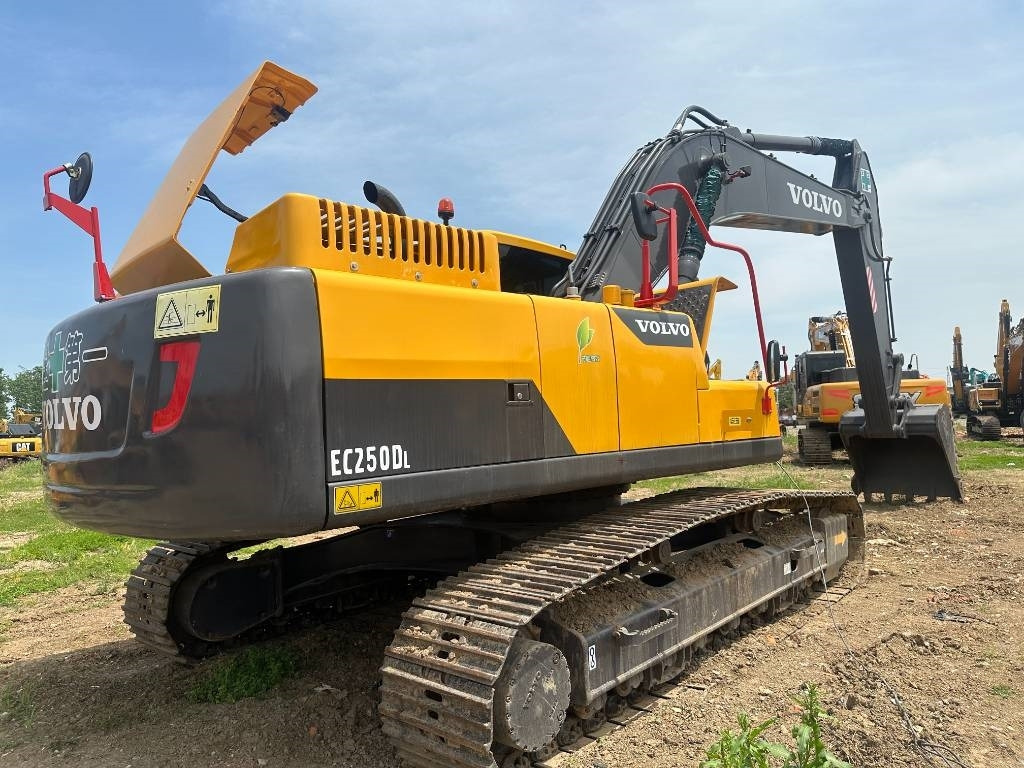 Volvo EC 250 D L - Lánctalpas kotró: 5 kép. Volvo EC 250 D L - Lánctalpas kotró: 5 kép.