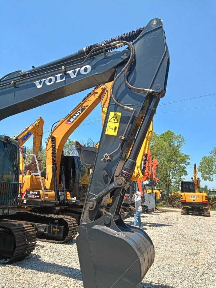 Volvo EC140 - Lánctalpas kotró: 2 kép. Volvo EC140 - Lánctalpas kotró: 2 kép.