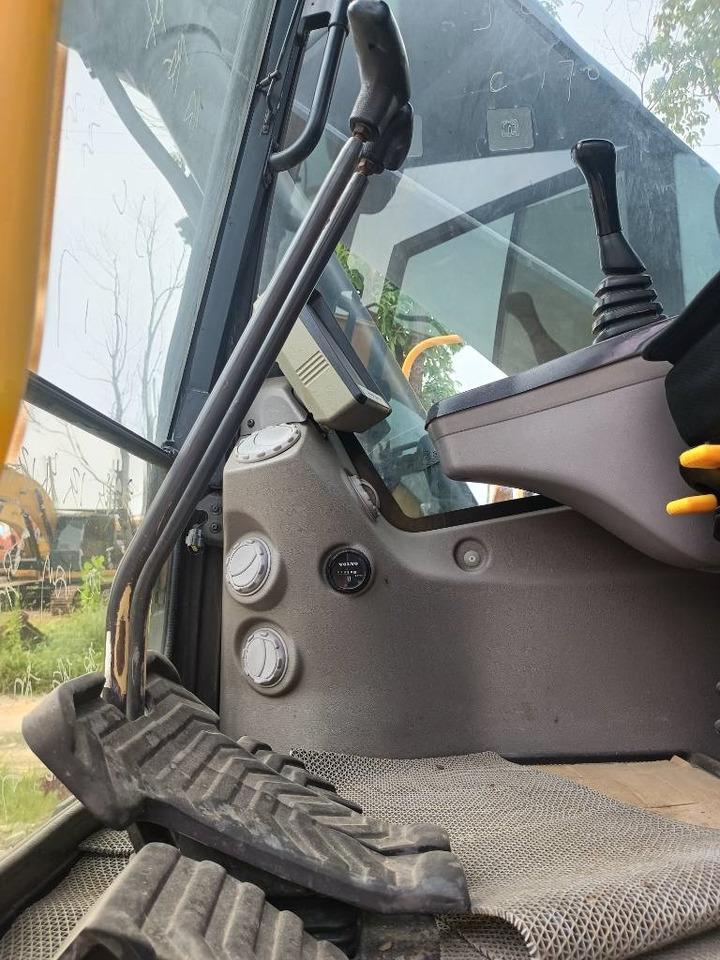 Volvo ec250 - Lánctalpas kotró: 4 kép. Volvo ec250 - Lánctalpas kotró: 4 kép.