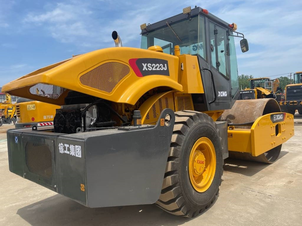 XCMG XS 223 J - Talajtömörítő: 4 kép. XCMG XS 223 J - Talajtömörítő: 4 kép.