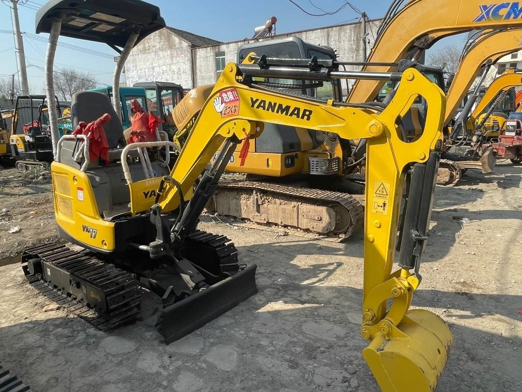 Yanmar Vio 17 - Minikotró: 3 kép. Yanmar Vio 17 - Minikotró: 3 kép.