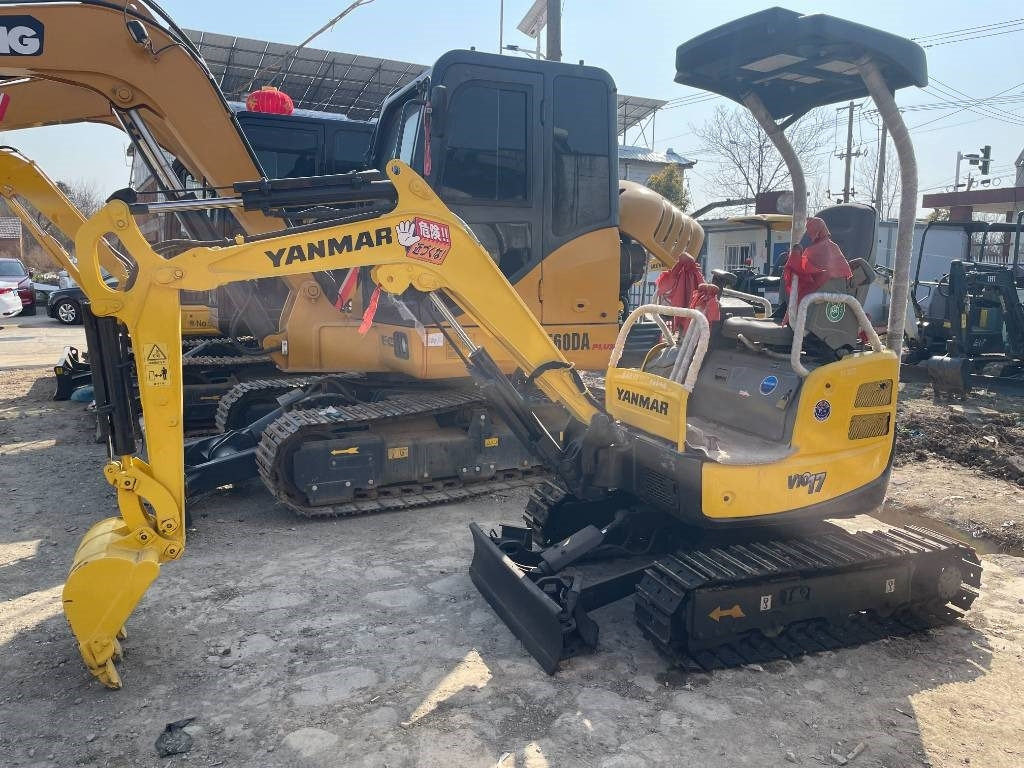 Yanmar Vio 17 - Minikotró: 2 kép. Yanmar Vio 17 - Minikotró: 2 kép.