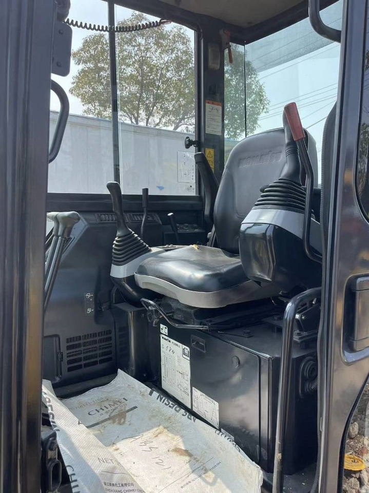 Yanmar Vio 35 - Minikotró: 2 kép. Yanmar Vio 35 - Minikotró: 2 kép.