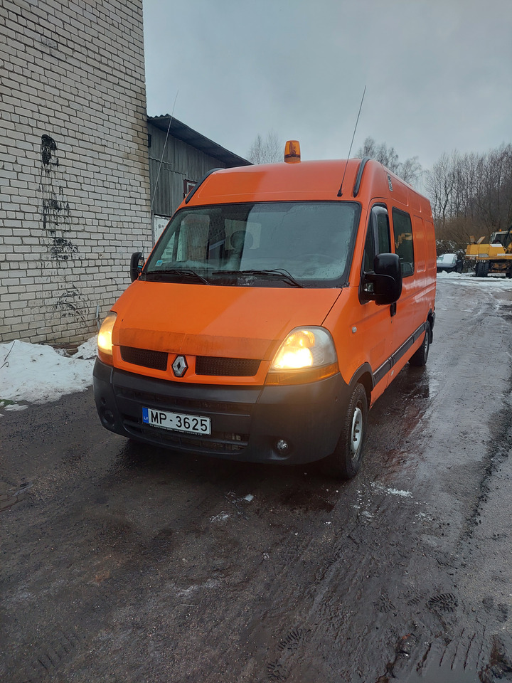 RENAULT  - Duplakabinos kisteherautó: 1 kép. RENAULT  - Duplakabinos kisteherautó: 1 kép.