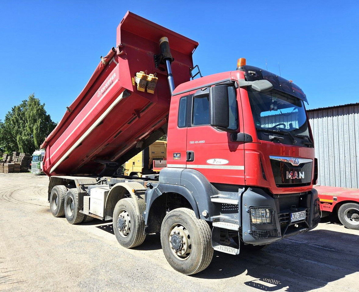 MAN TGS 41.480 8x8 - Tipper - Billenőplatós teherautó: 1 kép. MAN TGS 41.480 8x8 - Tipper - Billenőplatós teherautó: 1 kép.