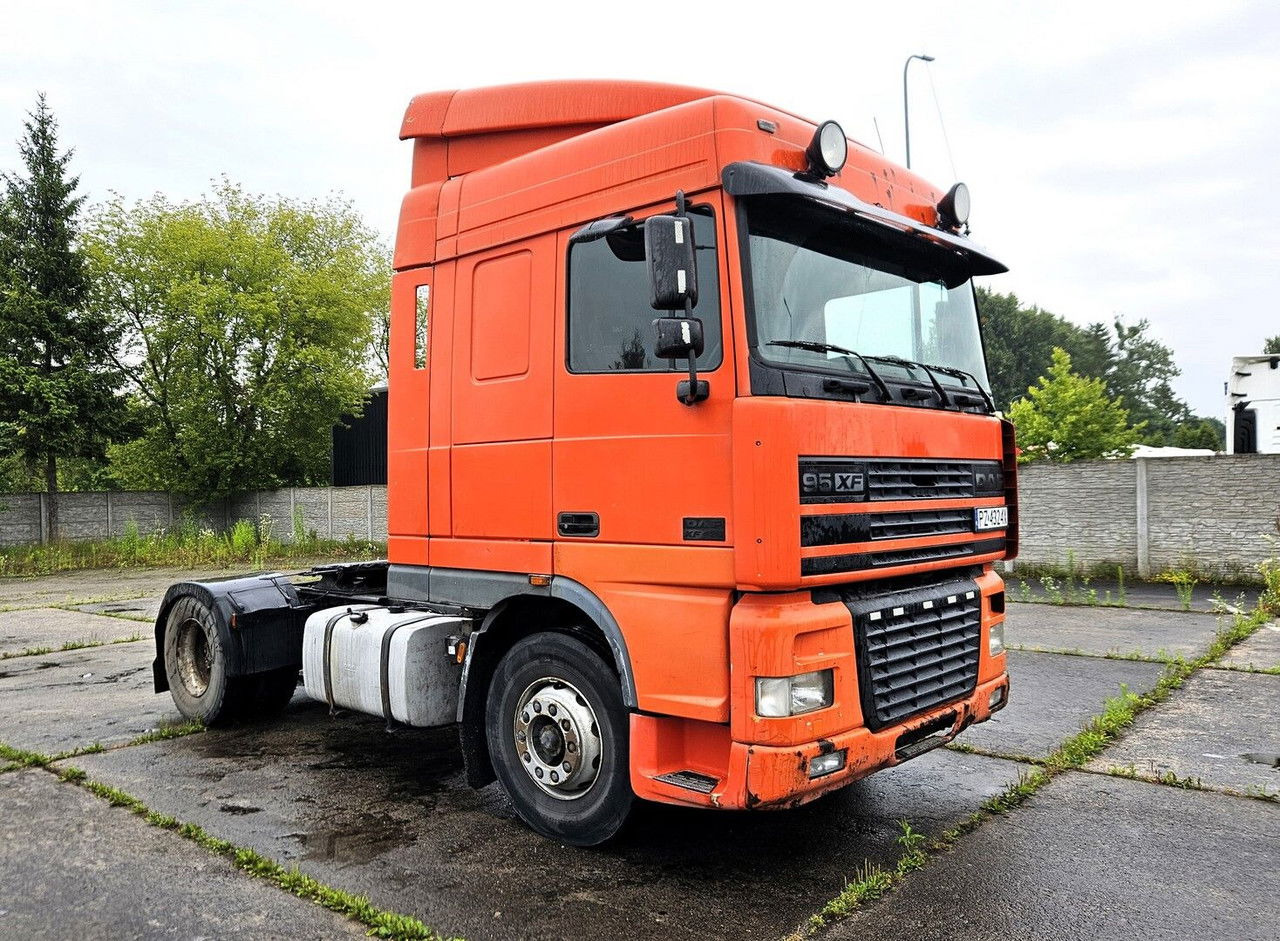 DAF XF 95.430 -2001 - Manual Pump AND Injectors - Euro 2- Manual GEA - Nyergesvontató: 1 kép. DAF XF 95.430 -2001 - Manual Pump AND Injectors - Euro 2- Manual GEA - Nyergesvontató: 1 kép.