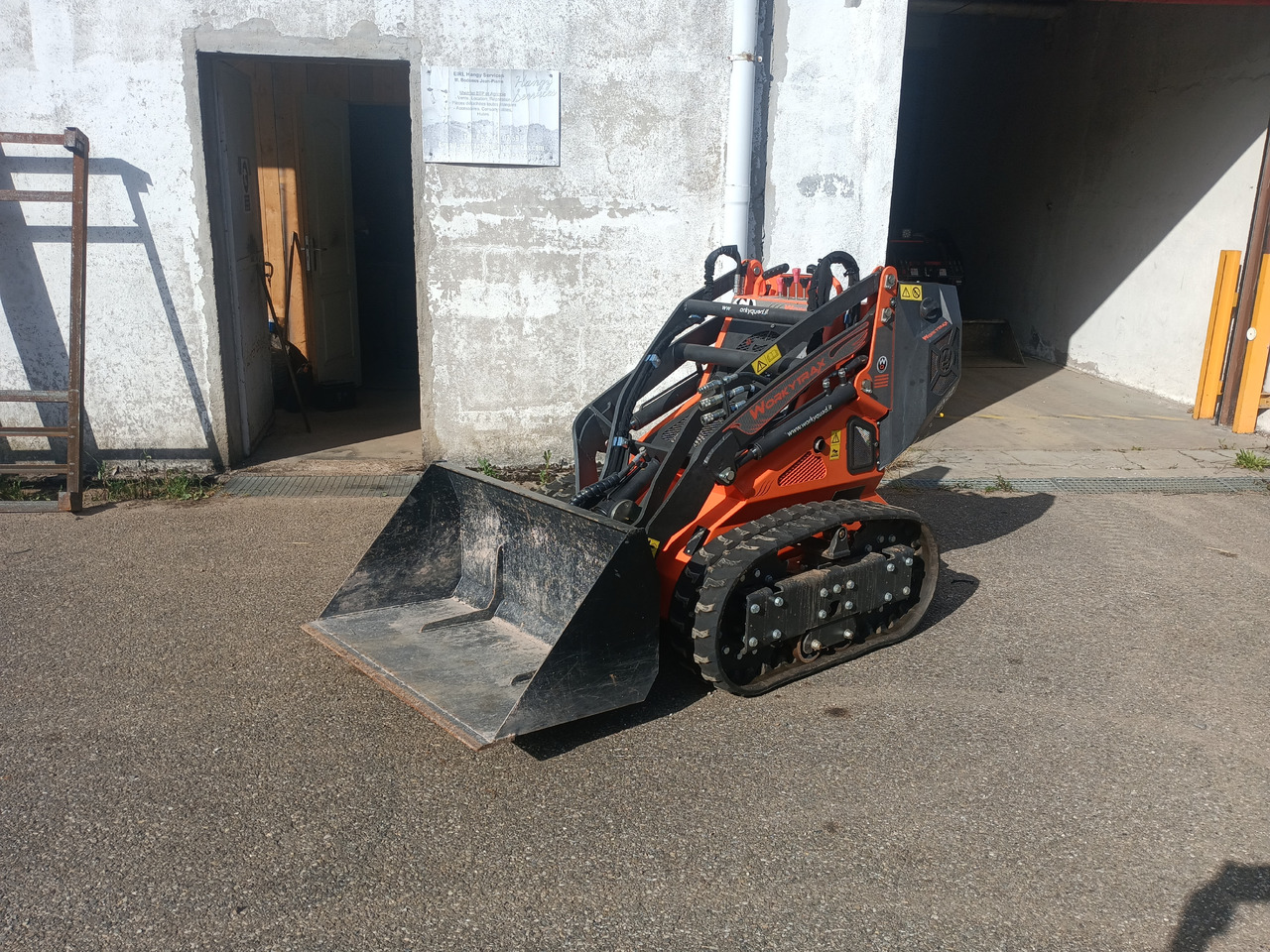 Cast Loaders Worky Trax WX22 - Kompakt lánctalpas rakodó: 1 kép. Cast Loaders Worky Trax WX22 - Kompakt lánctalpas rakodó: 1 kép.