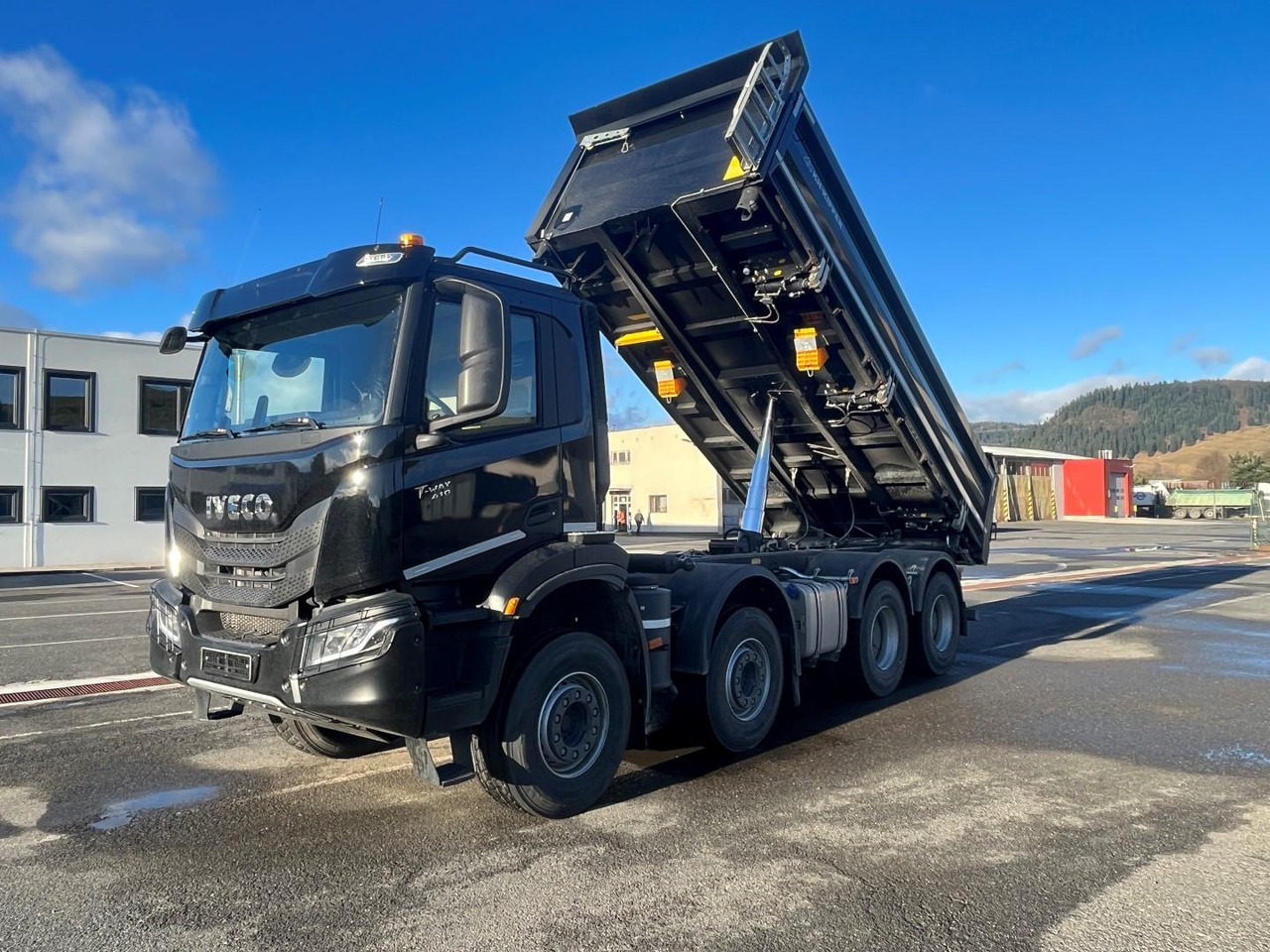 Iveco T-WAY, 410, 8x4, Sklápač S2 BORDMATIC - Billenőplatós teherautó: 2 kép. Iveco T-WAY, 410, 8x4, Sklápač S2 BORDMATIC - Billenőplatós teherautó: 2 kép.