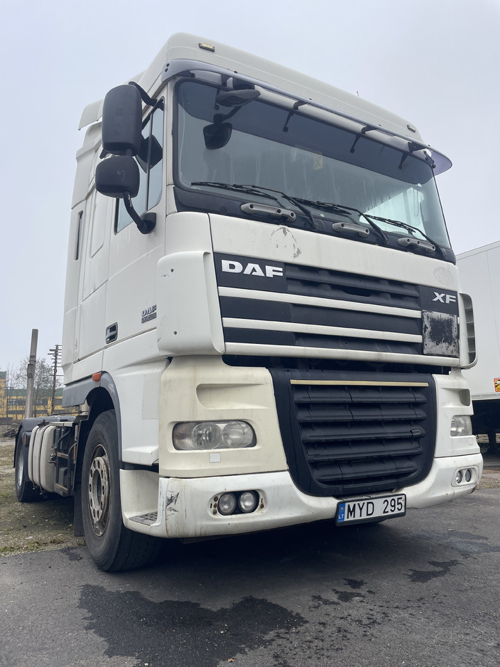 DAF XF105.460 Euro 5 manual gearbox - Nyergesvontató: 2 kép. DAF XF105.460 Euro 5 manual gearbox - Nyergesvontató: 2 kép.
