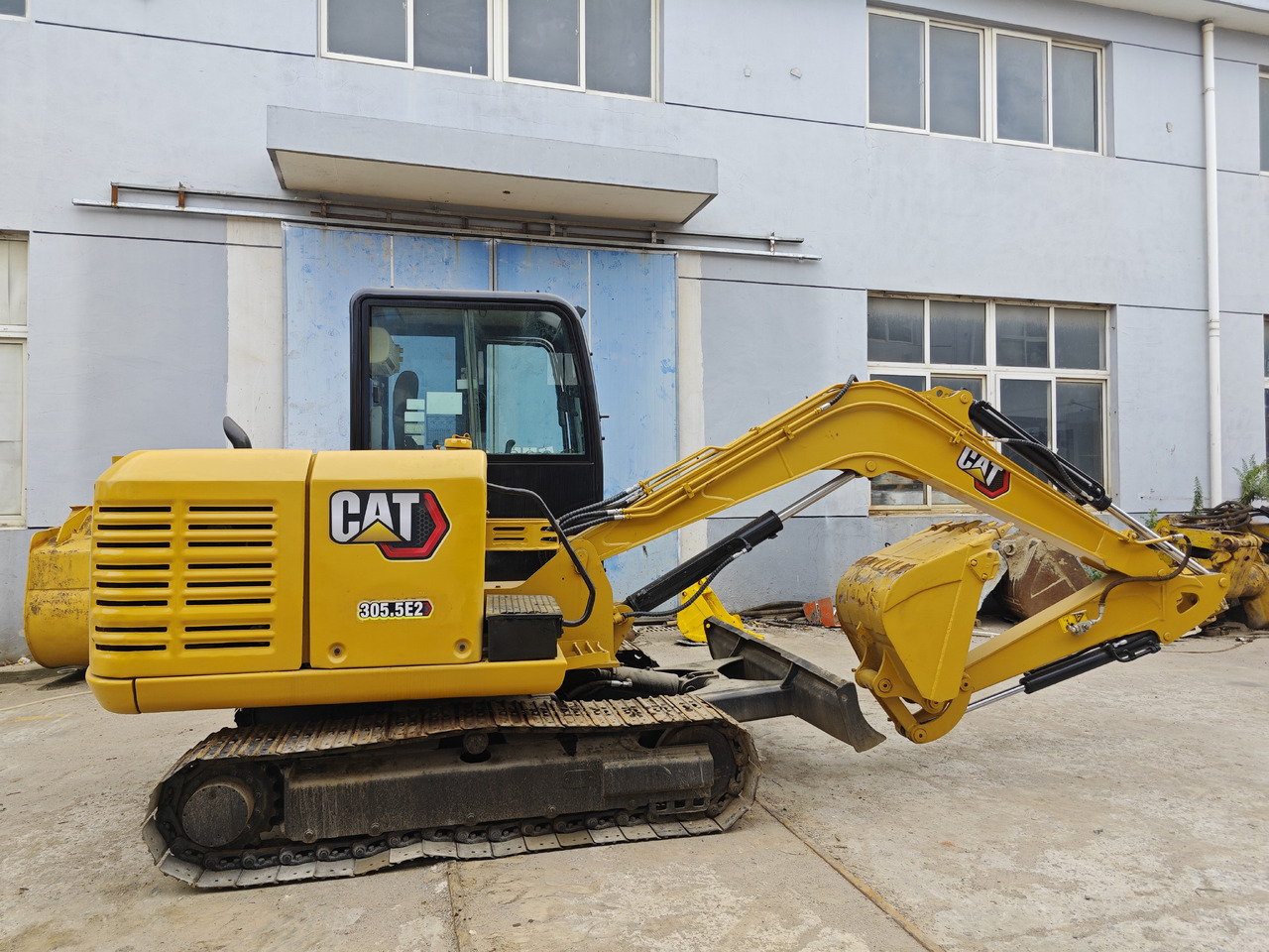 CATERPILLAR 305.5E - Minikotró: 4 kép. CATERPILLAR 305.5E - Minikotró: 4 kép.