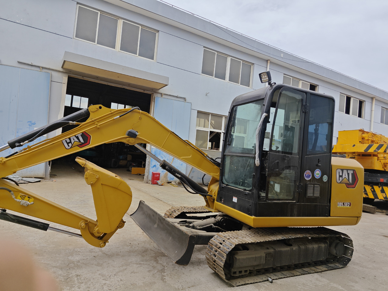 CATERPILLAR 305.5E - Minikotró: 3 kép. CATERPILLAR 305.5E - Minikotró: 3 kép.