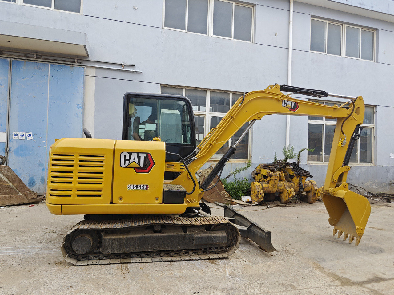 CATERPILLAR 305.5E - Minikotró: 1 kép. CATERPILLAR 305.5E - Minikotró: 1 kép.