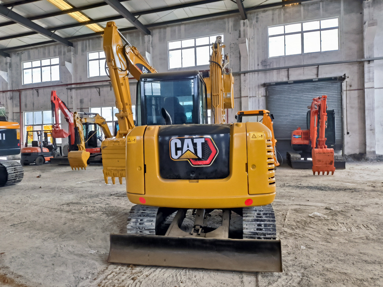 CATERPILLAR 306E - Minikotró: 4 kép. CATERPILLAR 306E - Minikotró: 4 kép.