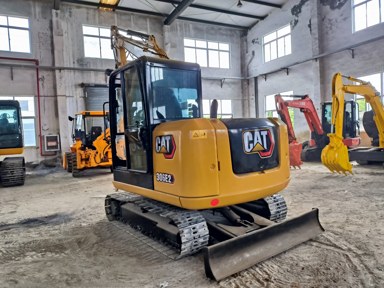 CATERPILLAR 306E - Minikotró: 3 kép. CATERPILLAR 306E - Minikotró: 3 kép.