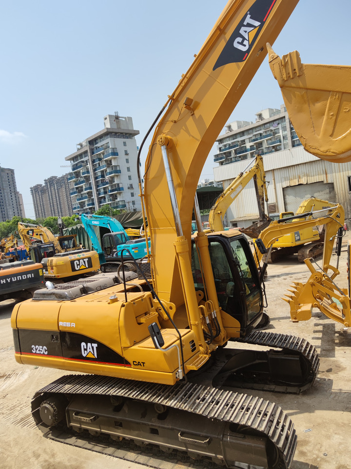 CATERPILLAR 325C - Lánctalpas kotró: 2 kép. CATERPILLAR 325C - Lánctalpas kotró: 2 kép.