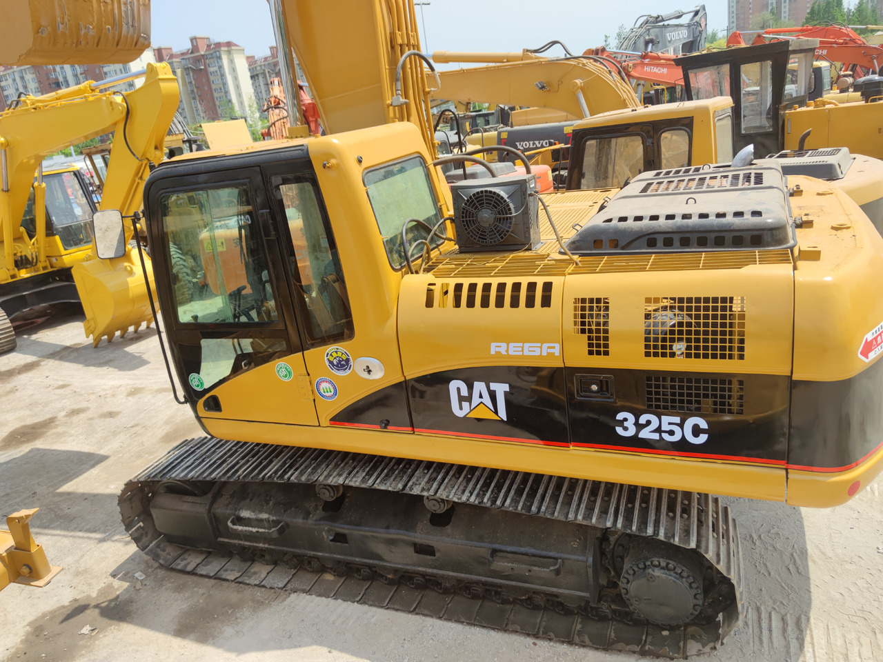 CATERPILLAR 325C - Lánctalpas kotró: 1 kép. CATERPILLAR 325C - Lánctalpas kotró: 1 kép.