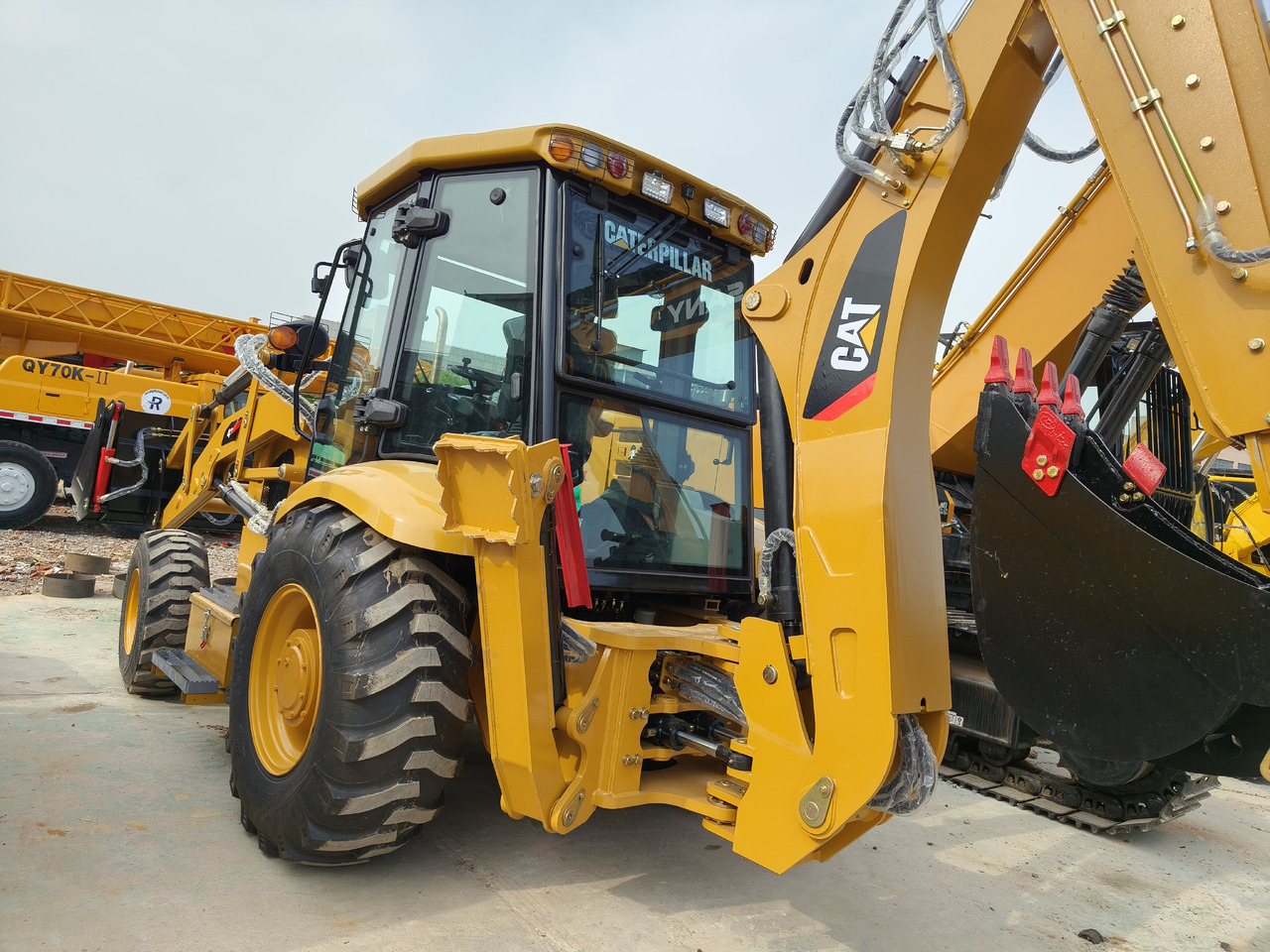 CATERPILLAR 420F Backhoe Loader - Kotrórakodó: 2 kép. CATERPILLAR 420F Backhoe Loader - Kotrórakodó: 2 kép.