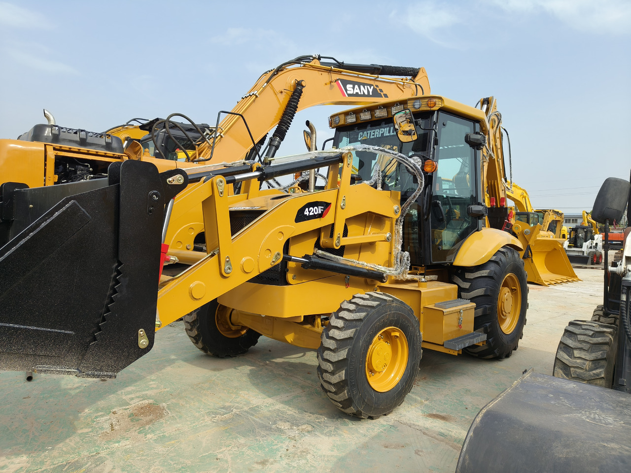 CATERPILLAR 420F Backhoe Loader - Kotrórakodó: 4 kép. CATERPILLAR 420F Backhoe Loader - Kotrórakodó: 4 kép.