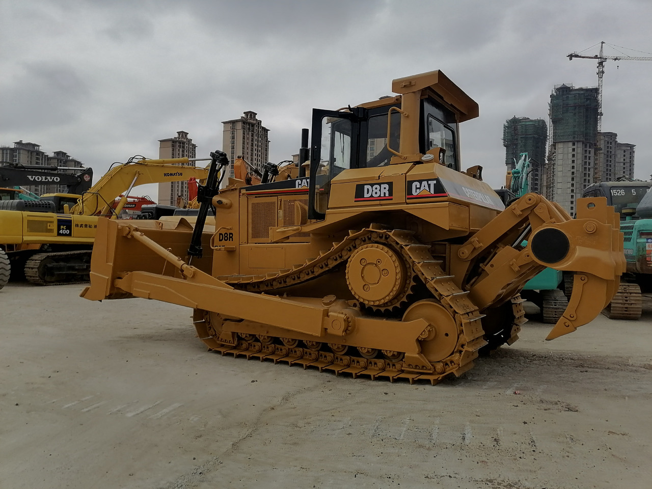 CATERPILLAR D8R - Buldózer: 1 kép. CATERPILLAR D8R - Buldózer: 1 kép.