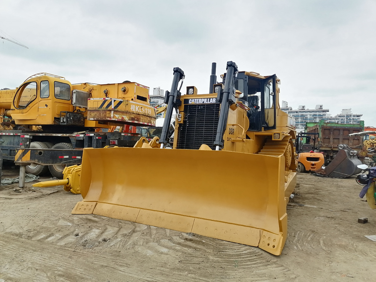 CATERPILLAR D8R - Buldózer: 2 kép. CATERPILLAR D8R - Buldózer: 2 kép.