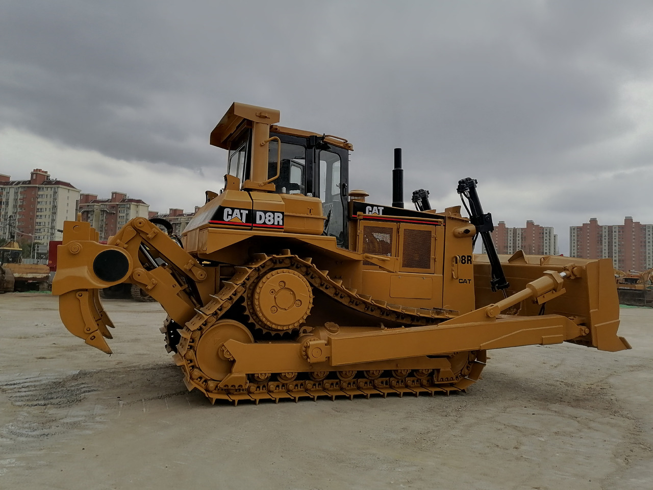 CATERPILLAR D8R - Buldózer: 3 kép. CATERPILLAR D8R - Buldózer: 3 kép.