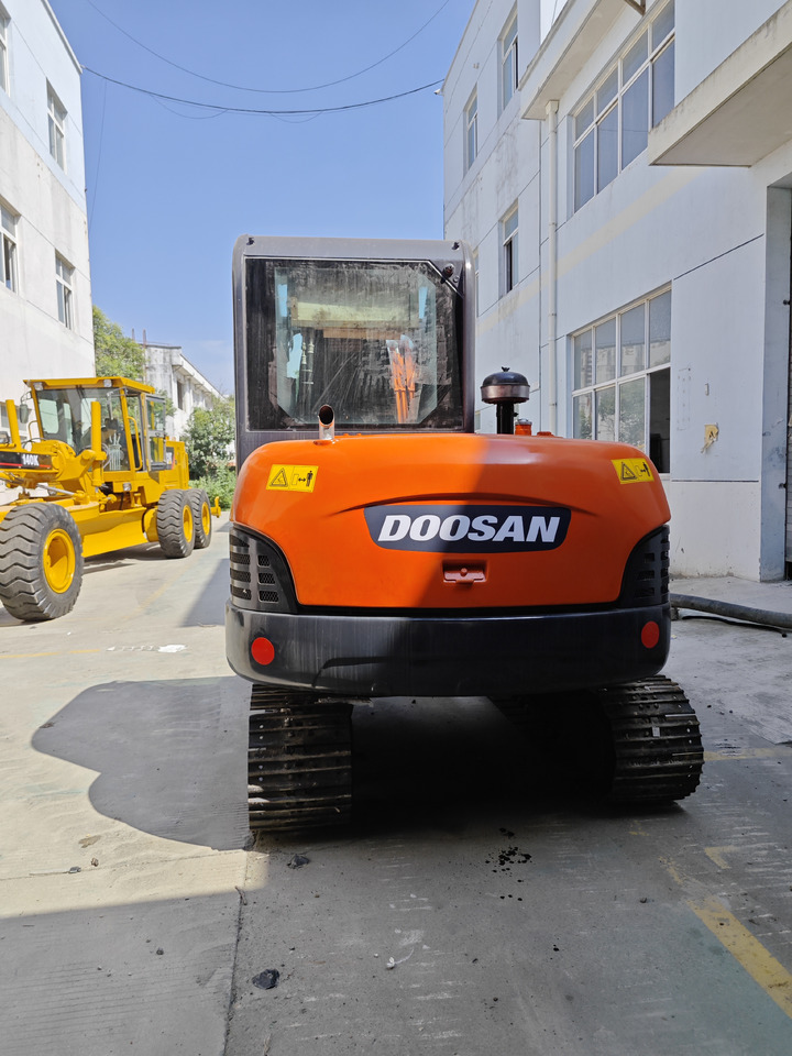 Doosan DH60 - Minikotró: 4 kép. Doosan DH60 - Minikotró: 4 kép.