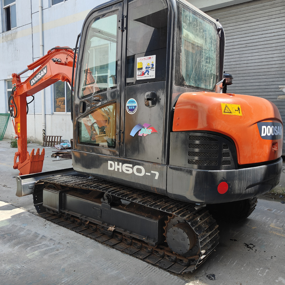 Doosan DH60 - Minikotró: 3 kép. Doosan DH60 - Minikotró: 3 kép.