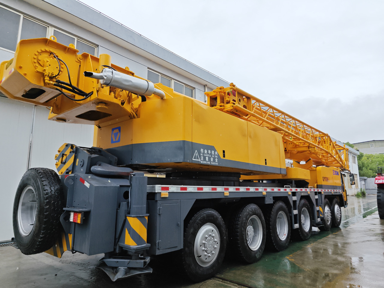 XCMG QY100K Used truck crane - Autódaru: 4 kép. XCMG QY100K Used truck crane - Autódaru: 4 kép.