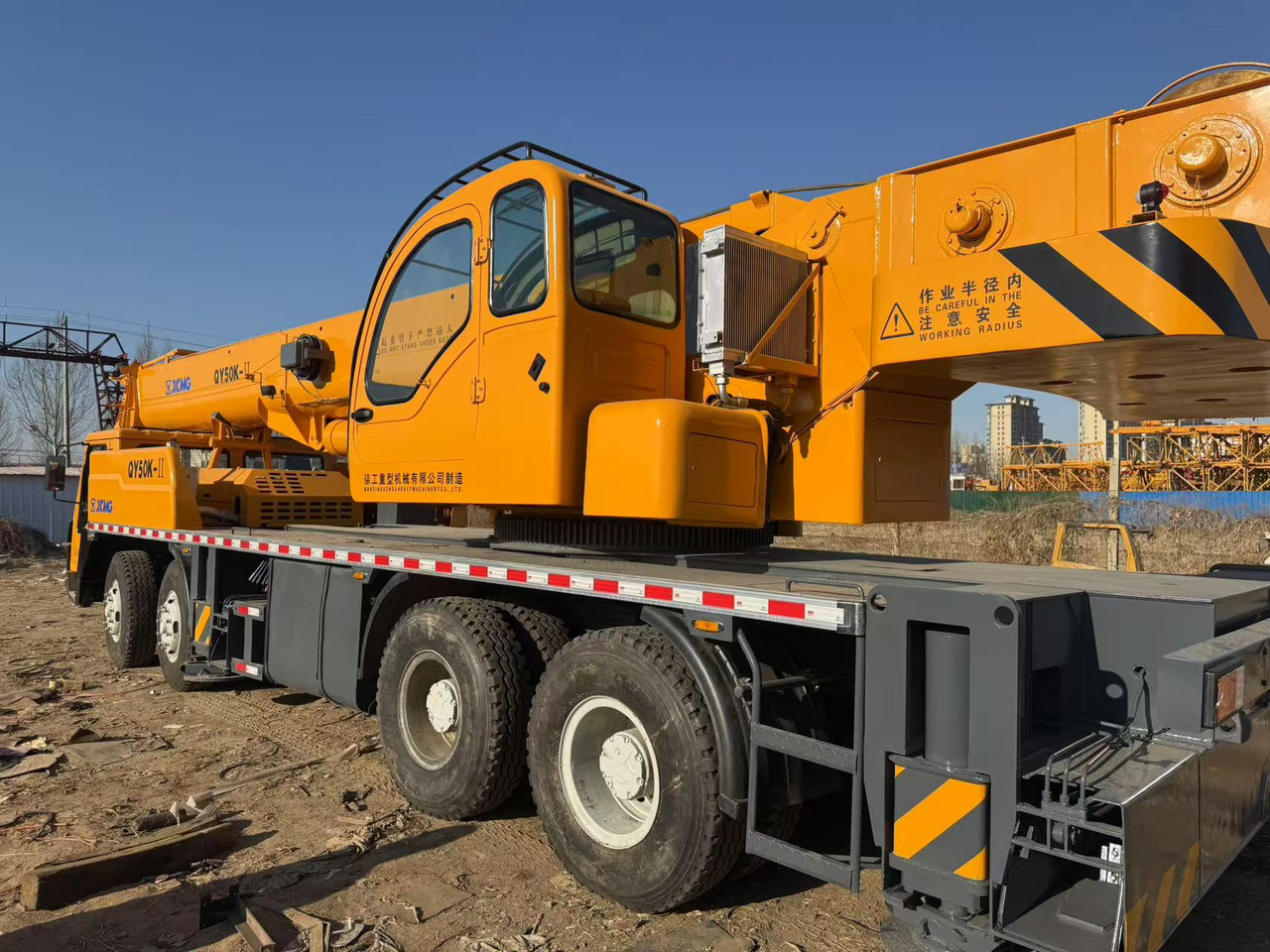 XCMG QY50K Truck Crane 50t used crane - Autódaru: 4 kép. XCMG QY50K Truck Crane 50t used crane - Autódaru: 4 kép.