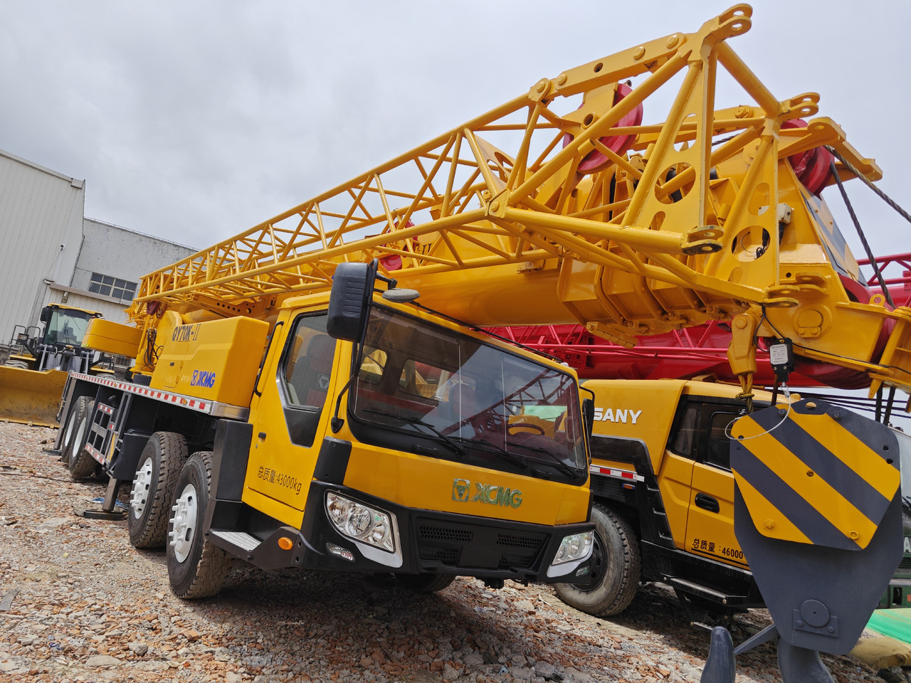 XCMG QY70K QY70KC XTC70 Truck Crane - Autódaru: 3 kép. XCMG QY70K QY70KC XTC70 Truck Crane - Autódaru: 3 kép.