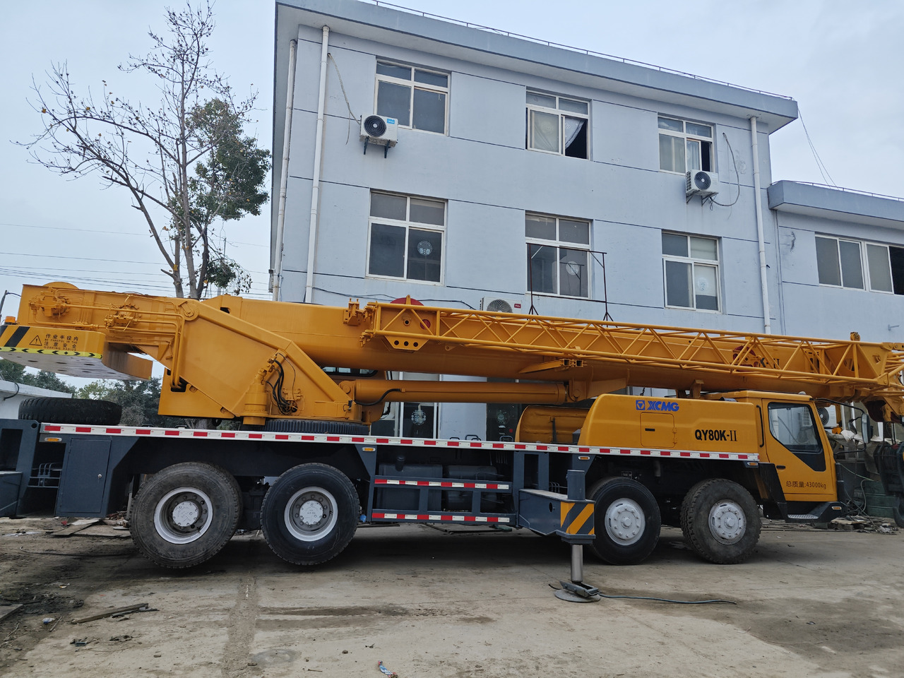 XCMG QY80K 80T TRUCK CRANE - Autódaru: 2 kép. XCMG QY80K 80T TRUCK CRANE - Autódaru: 2 kép.