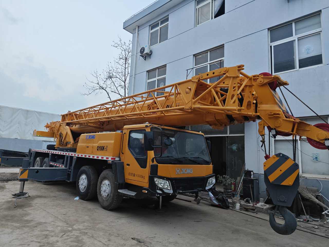 XCMG QY80K 80T TRUCK CRANE - Autódaru: 5 kép. XCMG QY80K 80T TRUCK CRANE - Autódaru: 5 kép.
