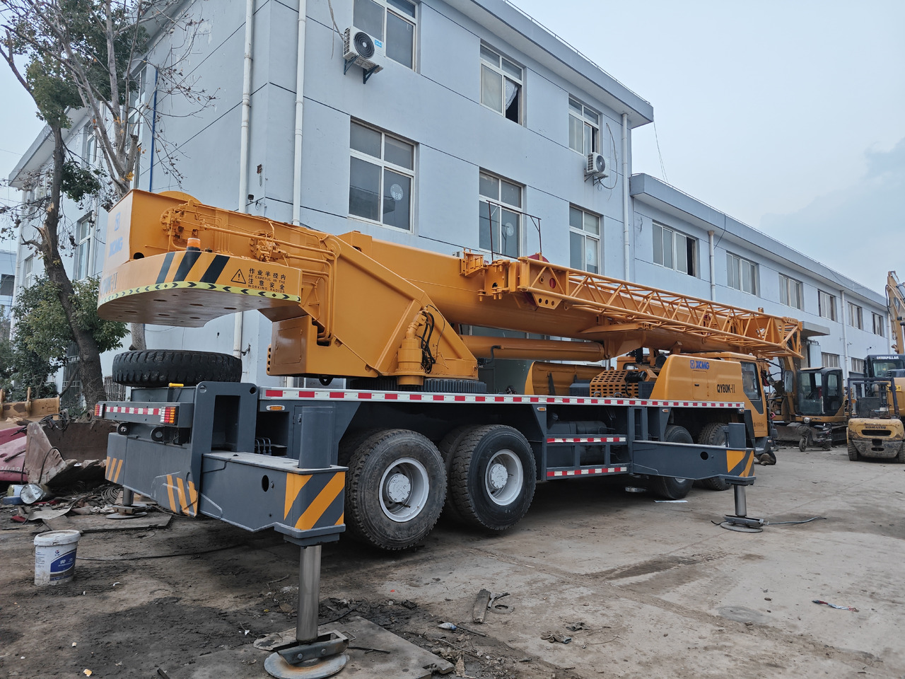 XCMG QY80K 80T TRUCK CRANE - Autódaru: 4 kép. XCMG QY80K 80T TRUCK CRANE - Autódaru: 4 kép.