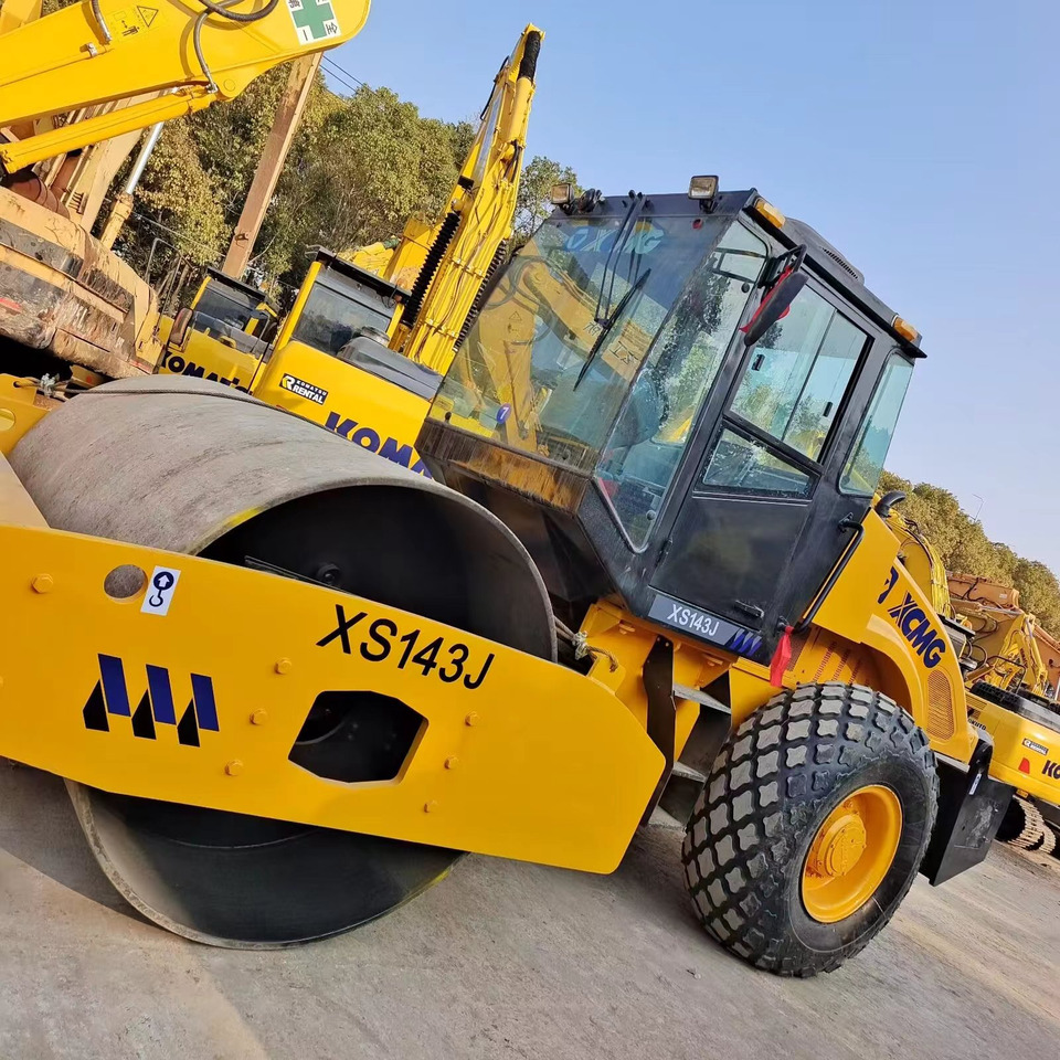 XCMG XS143J road roller - Talajtömörítő: 2 kép. XCMG XS143J road roller - Talajtömörítő: 2 kép.