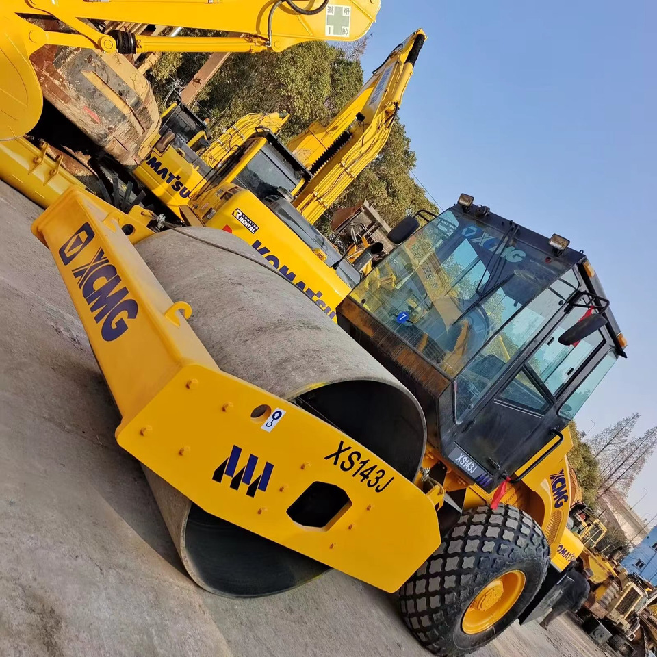 XCMG XS143J road roller - Talajtömörítő: 3 kép. XCMG XS143J road roller - Talajtömörítő: 3 kép.