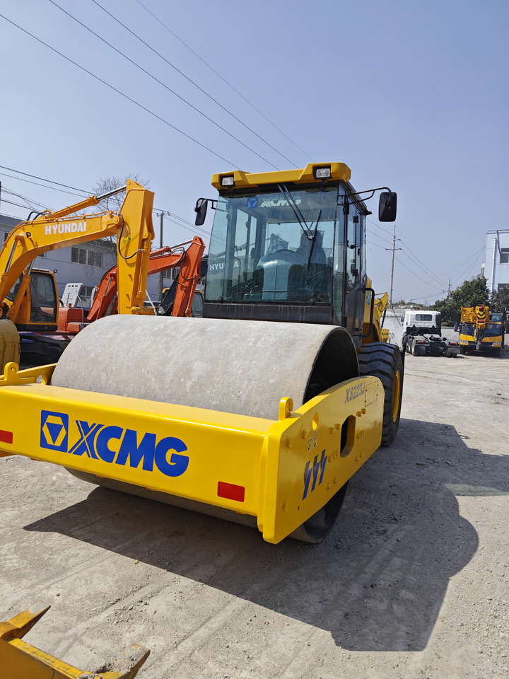 XCMG XS223J Roller Road - Talajtömörítő: 2 kép. XCMG XS223J Roller Road - Talajtömörítő: 2 kép.