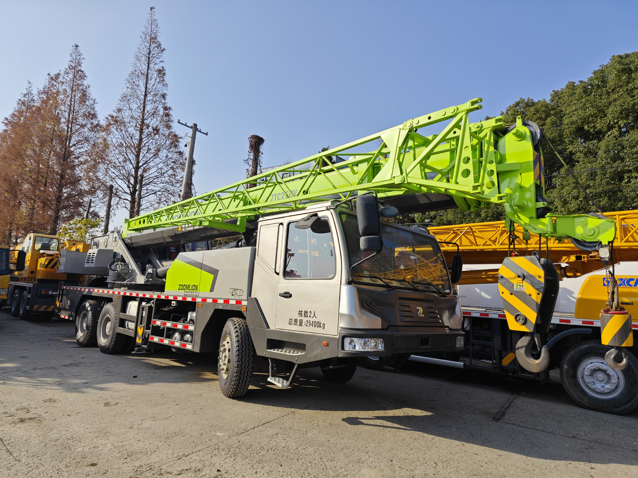 ZOOMLION ZTC250V - Autódaru: 2 kép. ZOOMLION ZTC250V - Autódaru: 2 kép.